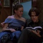 EPISODIO 9: Rory asiste a su primer baile con Dean pero regresan tarde a casa, lo que provoca una discusión entre Emily y Lorelai acerca de lo que significa ser una buena madre. MOMENTO: El primer beso de Rory