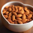 Bien: frigorífico // Mal: despensa Guárdalos en una bolsa hermética o en un tupper en el frigorífico. Su aceite natural se pone rancio rápidamente a temperatura ambiente y les da un sabor amargo. Mantenerlos en un lugar fresco y seco ra...