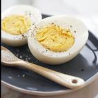 Bien: balda central del frigorífico // Mal: puerta del frigorífico Guarda los huevos en la parte más fresca del refrigerador, es decir, en la balda del centro. Aunque en la puerta suele haber esos huecos tan monos para los huevos, la tempe...