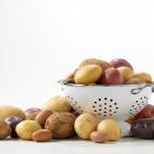 Bien: despensa // Mal: frigorífico Mantén las patatas sin lavar en bolsas de plástico o de papel perforadas y a oscuras. Evita los lugares cálidos, como debajo del fregadero, encima del microondas o cerca de una ventana. El frío convier...