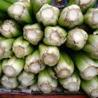 Bien: refrigerar en papel de aluminio // Mal: refrigerar en plástico Envuélvelo en papel de aluminio y ponlo en el cajón de las verduras del frigorífico, tal y como recomienda Jack Bishop, director editorial de America's Test Kitchen. "...