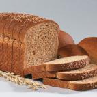 Bien: despensa (a corto plazo) o congelador (a largo plazo) // Mal: frigorífico Si no quieres que el pan se quede correoso, evita la nevera. Ponlo en una panera sobre la encimera, colócalo con la parte del corte boca abajo en una tabla de m...