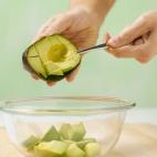 Bien: encimera // Mal: frigorífico Los aguacates no maduran si los guardas en frío, así que deja los que estén más duros a temperatura ambiente durante 4 o 5 días. Rocía con zumo de limón o lima los aguacates cortados, colócalos...