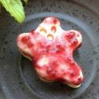 Resulta perfecta para Halloween por tener forma de fantasma, pero si se escoge otro molde se puede servir en cualquier otro momento del año. Aquí tienes los pasos a seguir para su preparación.