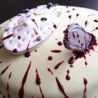 "Es una tarta rellena de ganaché de chocolate y confitura de fresa, y decorada con fondant o pasta de azúcar", escribe su autora. Para prepararla puedes leer la receta en Cookpad.