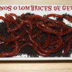 El color rojo-lombriz lo aporta la gelatina de fresa. Puedes ver la receta completa en Cookpad.