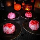 No es una receta complicada y requiere muy pocos ingredientes. Basta con tener en casa gelatina de fresa, gelatina neutra, leche, azúcar y sirope de fresa. Puedes prepararla siguiente estos pasos.