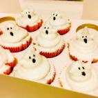 Se preparan con harina de arroz, maizena, esencia de vainilla y pepitas de chocolate, entre otras cosas. Puedes ver en Cookpad cómo prepararlos.