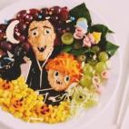 Una divertida ensalada, con uvas, col, jamón, queso, zanahoria y arroz, ideal para servir a los niños el día de Halloween. Puedes ver la receta en Cookpad.