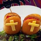 Un aperitivo fácil de hacer que le da a tu fiesta de Halloween un aspecto más terrorífico. Mira la receta completa en Cookpad.