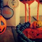 Se hace con queso crema, chocolate naranja y chocolate blanco. Puedes ver la receta completa en Cookpad.