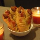 Se preparan con mantequilla, harina, azúcar, huevos, almendras y mermelada de fresa. Puedes ver la receta en Cookpad.