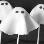 Se prepara con bizcocho o magdalenas, lechen condensada, fondant blanco, palitos de cake pops y chocolate para fundir. Puedes ver en Cookpad cómo prepararla.