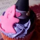 "Estos cupcakes llevan una decoración temática muy sencilla de hacer y pueden ser el punto dulce si celebráis una fiesta de disfraces o para regalar a los niños", escribe su autora. Lee cómo preparar la receta en Cookpad.