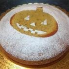 Con calabaza, harina, azúcar, mantequilla, huevos, levadura, canela en polvo y azúcar molido. Encuentra la receta en Cookpad.