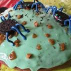 Los adornos están hechos con glaseado verde y caramelo crujiente. Encuentra la receta en Cookpad.