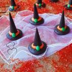 Se preparan con harina, chocolate, azúcar, mantequilla, huevos, azúcar glas y colorante. Mira en Cookpad cómo preparalo.