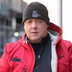 Creci&oacute; en los sets de rodaje debido a que sus padres trabajaban en el catering. No logr&oacute; ingresar en el Instituto Nacional de Arte Dram&aacute;tico en Australia, pero finalmente le lleg&oacute; su oportunidad en televisi&oacute;n.