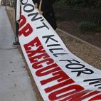 El abogado James T. Rowan despliega una manta contra la pena de muerte, afuera de la mansión del gobernador en Oklahoma City, Oklahoma, el jueves 6 de enero del 2011. Billy Don Alverson, de 39 años, fue ejecutado el jueves por el asesinato del...