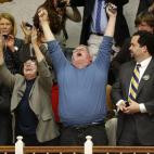 El activista contra la pena de muerte Sylvester Schieber (izquierda) su esposa Vicki (al centro), Kirk Bloodsworth, el primer estadounidense condenado a la pena de muerte que fue exonerado por una prueba de ADN, y el presidente de la Asociación...