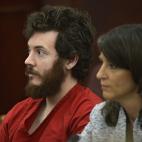 James Holmes, a la izquierda, acompañado de su abogada defensora Tamara Brady durante la audiencia en la que acusaron formalmente al primero en un tribunal federal en Centennial, Colorado, el 12 de marzo de 2013. La defensa pretende que se le c...