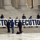 Manifestantes sostienen una manta en la escalinata de la Corte Suprema de la nación (que dice "detengan las ejecuciones), en Washington, el martes 17 de enero del , durante una protesta contra la pena de muerte. (Foto AP/Evan Vucci)