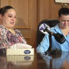 Amber McGuire, izquierda, habla de la ejecución de su padre, el asesino convicto Dennis McGuire, mientras su cuñada Missie McGuire llora en una conferencia de prensa el viernes, 17 de enero del 2014, en Dayton, Ohio. La hija del recluso dijo q...