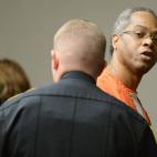 En imagen del 15 de noviembre de 2012, Carl Henry Blue observa a familiares y amigos mientras era escoltado de regreso a su celda después de que se fijó la fecha para su ejecución en la corte del condado de Brazos, en Bryan, Texas. Blue, de 4...