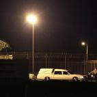 Una carroza se lleva el cadáver de Manuel Valle de la Prisión Estatal de la Florida después de su ejecución el miércoles 28 de septiembre del 2011 en Starke, Florida. Valle, de 61 años, había sido convicto del asesinato de un policía, Lo...