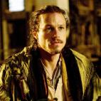 Abandon&oacute; la escuela para convertirse en actor y comez&oacute; su carrera a principios de los noventa en televisi&oacute;n. Falleci&oacute; en 2008.