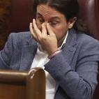 Iglesias gesticula desde su esca&ntilde;o durante la intervenci&oacute;n de Montero, que precede a la suya en el debate de la moci&oacute;n.