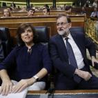 Rajoy y la vicepresidenta, Soraya Sa&eacute;nz de Santamar&iacute;a, en sus esca&ntilde;os.