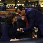 S&aacute;enz de Santamar&iacute;a conversa con el coordinador general del PP, Fernando Mart&iacute;nez Ma&iacute;llo, al inicio del pleno.