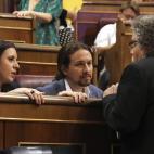 Iglesias y Montero conversan con el diputado de ERC Joan Tard&aacute; poco antes del pleno de la C&aacute;mara.