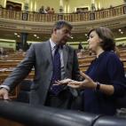 S&aacute;enz de Santamar&iacute;a conversa con el ministro de Justicia, Raael Catal&aacute;.