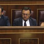 El portavoz provisional del PSOE, Jos&eacute; Luis &Aacute;balos, junto a dos compa&ntilde;eros de partido, esta ma&ntilde;ana en el Congreso.