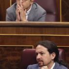 Iglsias y Errej&oacute;n escuchan a Montero durante el debate sobre la moci&oacute;n de censura.