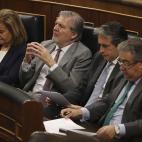 Los ministros de Empleo, F&aacute;tima B&aacute;&ntilde;ez; de Educaci&oacute;n, &Iacute;&ntilde;igo M&eacute;ndez de Vigo; de Fomento, &Iacute;&ntilde;igo de la Serna; y de Interior, Juan Ignacio Zoido, en sus esca&ntilde;os.