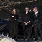 El presidente de Telefónica, Cesar Alierta (c), acompañado por el director del área de Relaciones Externas del Grupo Planeta, Carlos Creuheras (d),