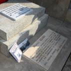 Tumba de Manuel Aza&ntilde;a con la placa conmemorativa al exilio republicano en Francia.