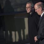 El presidente de Telefónica, Cesar Alierta (c), acompañado por el director del área de Relaciones Externas del Grupo Planeta, Carlos Creuheras (d),