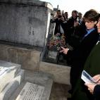 Las ministras de Educaci&oacute;n y Justicia, Isabel Cel&aacute;a y Dolores Delgado, han acompa&ntilde;ado al presidente del Gobierno, Pedro S&aacute;nchez, en su visita a la tumba del presidente republicano Manuel Aza&ntilde;a en Montauban.
