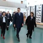El presidente del Gobierno, Pedro S&aacute;nchez (centro), junto a las ministras de Educaci&oacute;n y Justicia, Isabel Cel&aacute;a (izquierda) y Dolores Delgado (derecha), durante la visita que ha realizado este domingo al Liceo P&uacute;blico...