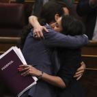 Montero e Iglesias se abrazan al final de la intervenci&oacute;n de &eacute;sta.