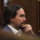 Iglesias contempla a su portavoz en la tribuna.