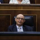 El ministro de Hacienda y Funci&oacute;n P&uacute;blica, Crist&oacute;bal Montoro, escucha a la portavoz de Unidos Podemos.