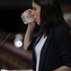 Montero bebe agua durante su intervenci&oacute;n.