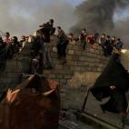 Niños y mujeres luchan por conseguir la ayuda humanitaria que está llegando a la zona