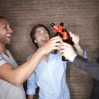 Lo dice la Universidad de Oxford que asegura que los hombres que salen con amigos se recuperan más rápidamente de enfermedades. En concreto tienen que quedar dos veces a la semana y da igual hacerlo en un bar para tomar cañas que quedar para ...