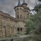 Este colegio inaugurado en 1916 es un escalofriante rincón del que se dice que ha sido escenario de rituales satánicos y misas esotéricas. También se cuenta que en él habitan espíritus de sacerdotes y estudiantes, y que incluso se pueden e...
